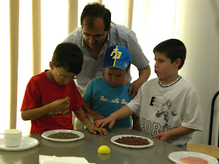 Tres alumnos escuchan atentos cómo distinguir los alimentos