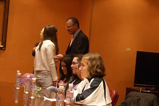 Primer planos de tres de lso niños visitantes del CRE