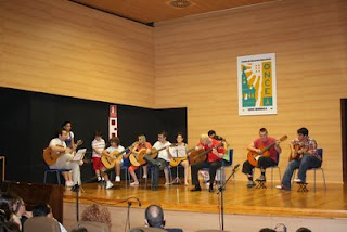 Imagen de los alumnos de música de guitarra en un momento de su interpretación