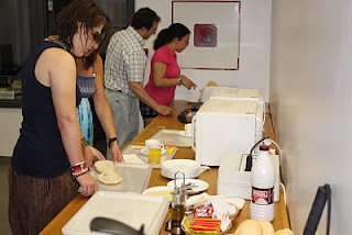 Imagen de la preparación de un desayuno en las clases de habilidades diarias