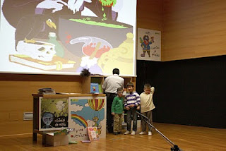 tres alumnos de los más pequeños sobre el escenario en un momento de su representación