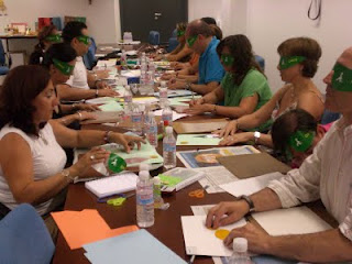 Maestros con los antifaces puestos en uno de los talleres de formación