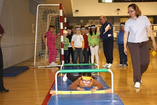 Una alumna realiza un circuito de ejercicio durante las jornadas