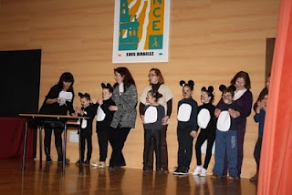 Varios alumnos del Centro de Recursos Educativos disfrazados de ratón durante una de las representaciones