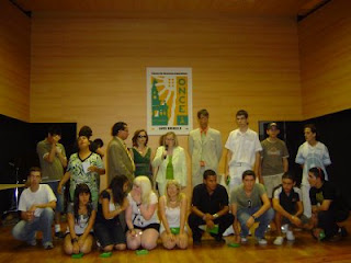 Los responsables de Educación de la ONCE con los alumnos mayores en el escenario