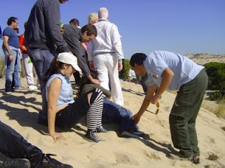 Uno de los monitores atiende una caída leve de una participante en la dua