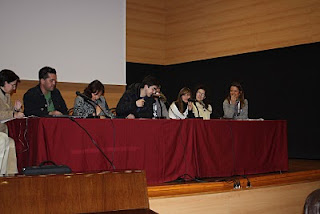 Imagen de uno de los talleres sobre el escenario del salón de actos del CRE