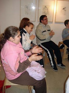 Otro grupo de alumnos muy sonrientes tocando palmas