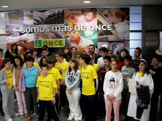 Los participantes en las jornadas en una foto de familia con el presidente de la ONCE y la presidenta del Consejo Territorial