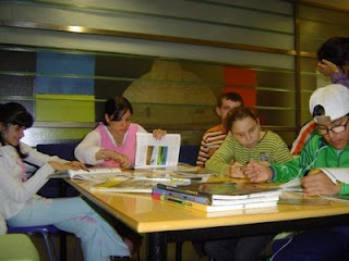 Los participantes en pleno trabajo de los talleres en las aulas del CRE