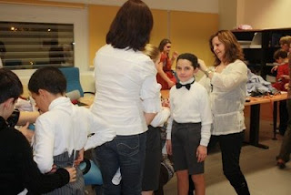 Uno de los momentos más divertidos fue la preparación para las representaciones teatrales, en la imagen vistiéndose para la obra