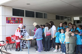 Niños haciendo cola para participar en el Mercadillo de las Palabras