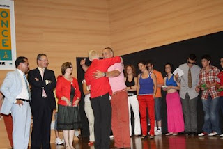 El delegado territorial de la ONCE, el director del CRE y la directora pedagógica en el escenario en el momento de la entrega de los diplomas a los alumnos que se marchan