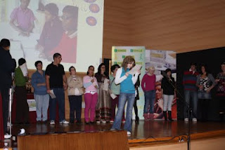 Jovenes sobre el escenario del CRE leyendo sus conclusiones