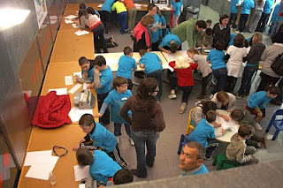 Aspecto general del patio lleno de alumnos ensimismados en sus trabajos