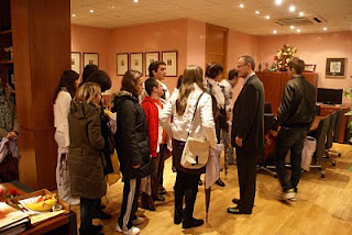 Los estudiantes entrando en grupo en el despacho del delegado territorial