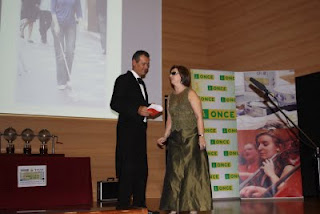 La directora pedagógica del CRE, Loli Carmen Polo, junto al presentador de la gala