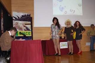 Otro momento simpático de la gala en el momento de la representación del sorteo en falso directo