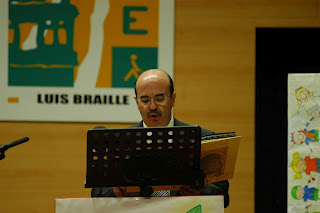 Gaspar Zarrías lee desde el atril su cuento