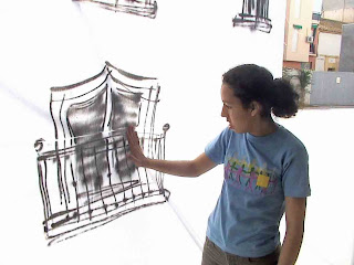 Una alumna observa el decorado instalado en el patio del CRE