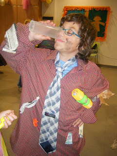 Un alumno disfrazado de payaso en la fiesta del Carnaval