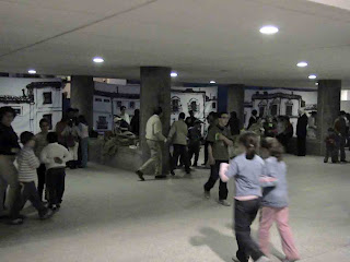 Aspecto general del patio del colegio, en plena fiesta