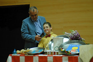 El alumno del CRE Joaquín Caballero lee en braille su propio cuento