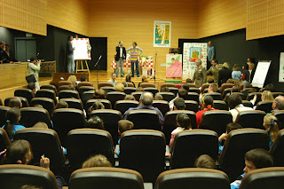 Aspecto general del salón de actos del CRE lleno de niños en una de las lecturas del cuentacuentos