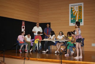 Los integrantes del taller de teatro en plena representación