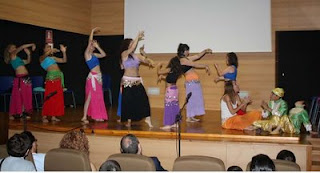 Un momento de la danza del vientre que escenificaron los alumnos