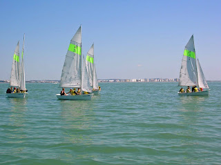 Bella estampa de las embarcaciones en pleno mar