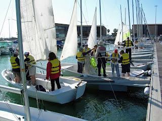 Los participantes se preparan en el puerto para embarcar