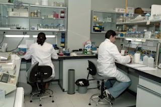 Dos investigadores trabajando en uno de los laboratorios del centro