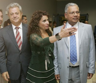 Los consejeros de Salud e Innovación de la Junta con el director de CABIMER en una visita a sus instalaciones