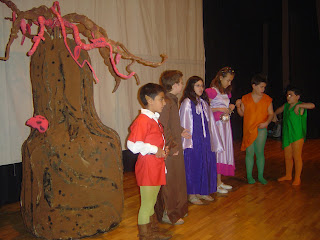 Otro momento de la representación del grupo de la ONCE