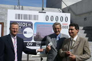 El delegado de la ONCE en Andalucía, el presidente de CajaGRANADA y el director de la ONCE en Granada muestran a las cámaras el Supercupón del 14 de junio