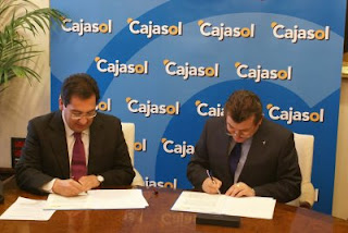 Imagen de Ángel Sánchez y Antonio Pulido firmando los convenios