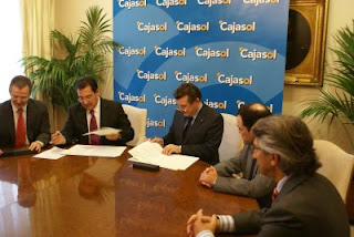 Otro momento de la firma del convenio en presencia del delegado territorial de la ONCE y los responsables de Fundación Cajasol