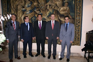 De izquierda a derecha Augusto Armenta, jefe de Instituciones de Cajasol, Ángel Sánchez, Antonio Pulido, Patricio Cárceles y Fernando Vega, gerente de la Fundación Cajasol, posando frente a uno de los tapices flamencos de la sede de Cajasol