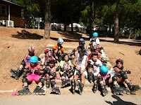 El grupo de participantes del campamento malagueño con los patines puestos
