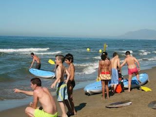 Los niños a orillas de playa a punto de zambullirse
