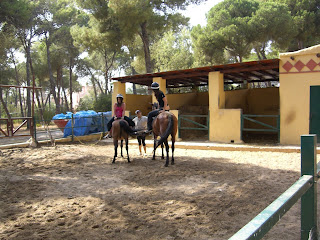 Dos jóvenes montan a caballo en el campamento de Fuerte Nagüeles