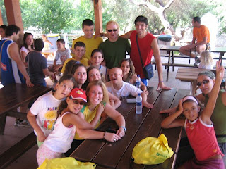 Los chavales descansan sonrientes en el comedor del Bosque