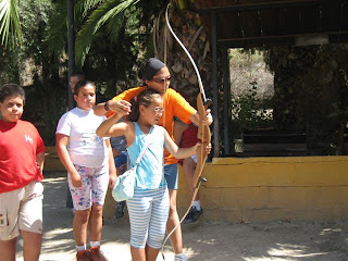 Una niña prueba suerte con el tiro al arco en El Bosque