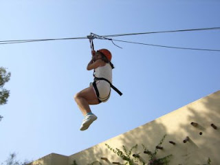 Una niña salta en tirolina en uno de los campamentos organizados el año pasado en Málaga
