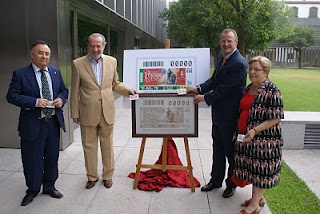 José Santos, teniente de alcalde de la Puebla de Cazalla, Fernando Villalobos, presidente de la Diputación Provincial de Sevilla, Patricio Cárceles, delegado territorial de la ONCE en Andalucía, y Guillermina Navarro, delegada de Cultura de la Diputación Provincial de Sevilla, presentando el cupón dedicado al cante jondo