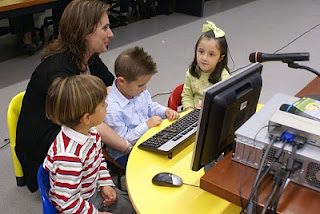 Pedro sigue las instrucciones de su monitora para acceder al juego
