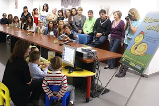 Alumnos y padres de alumnos observan el funcionamiento del juego