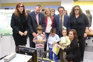 Aurelia Calzada con Ana Ruiz, Patricio Cárceles, Mónica Madrid y Manuel Cruzado y los niños que participaron en la presentación