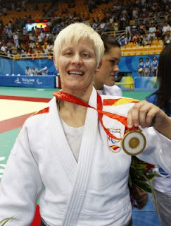 Carmen Herrera enseña sonriente su oro en judo a las cámaras